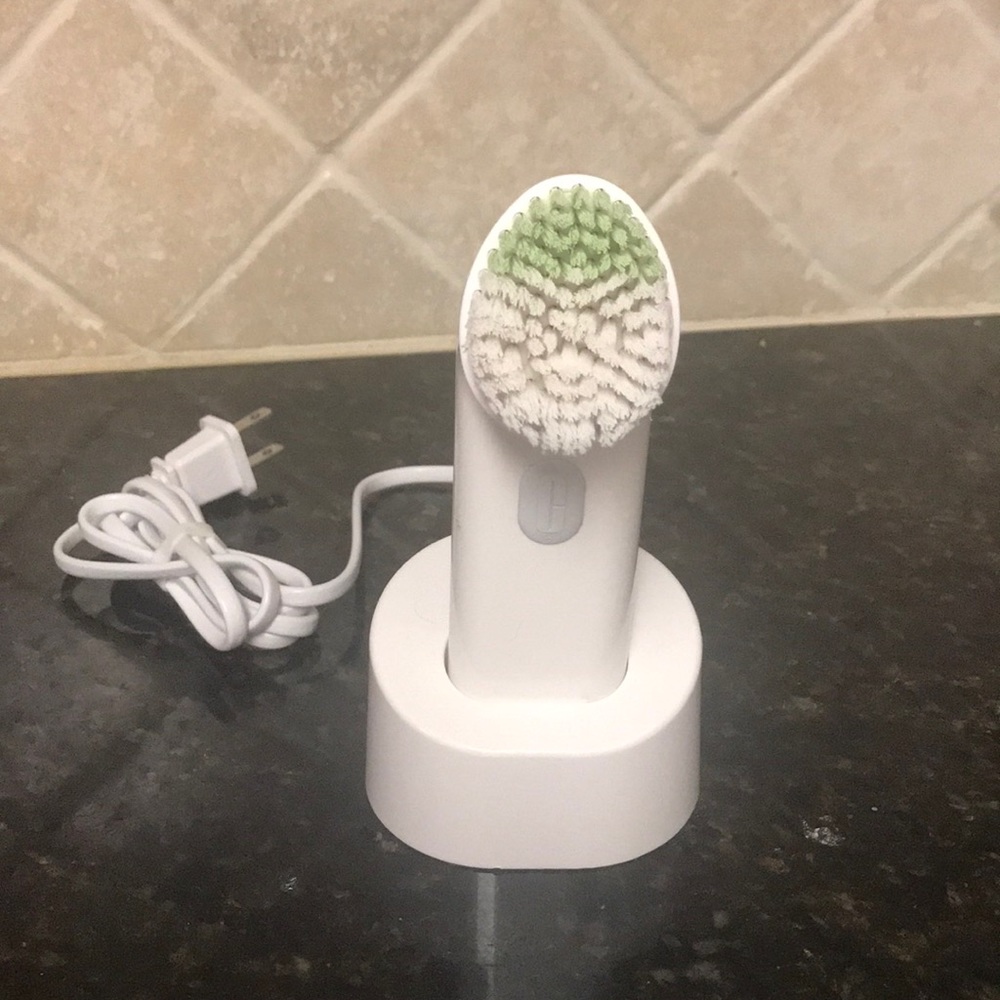 Cleansing brush by Clinique sonic system